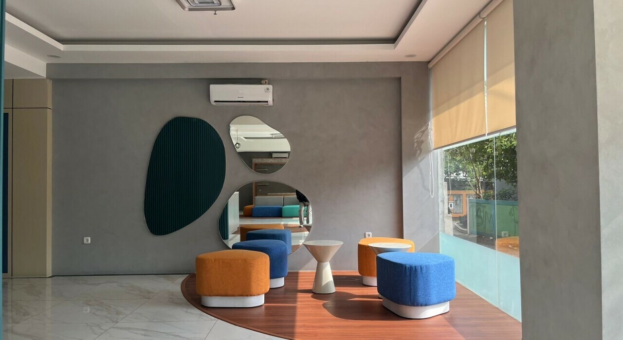 Queen Bedroom With Water Heater